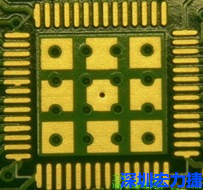 這個通孔的設(shè)計(jì)勉強(qiáng)可以接受，只剩下正中間一個通孔沒有塞孔，而且孔徑也變小了。