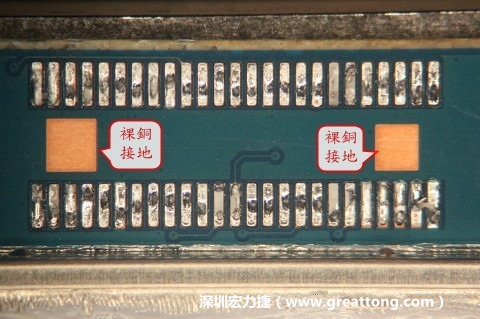 把板對(duì)板連接器全部移除，發(fā)現(xiàn)其下方板子共有兩個(gè)裸銅的方形設(shè)計(jì)。
