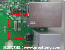 有人認(rèn)為電容旁邊已經(jīng)有螺絲將電路板固定于機(jī)殼上了，不應(yīng)該發(fā)生電路板彎曲的現(xiàn)象才對。