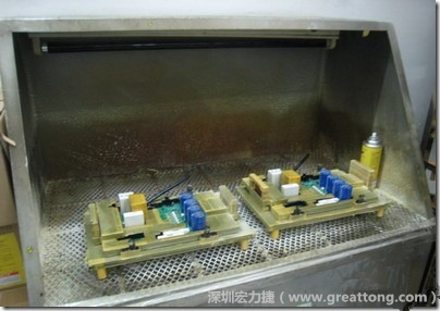 使用噴涂(Spraying)方式作業(yè)conformal coating時(shí)，需設(shè)備抽真空的設(shè)備，否則噴涂的物質(zhì)會(huì)飄散到空氣當(dāng)中，影響人體的健康。