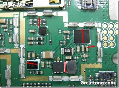 圖中顯示一塊電路板使用這種屏蔽夾(shielding clip)的實(shí)例?；旧衔覀冊趶澖堑牡胤蕉荚O(shè)計擺放了一個屏蔽夾，這樣可以讓作業(yè)員比較方便安裝屏蔽罩(shielding can)時的對位準(zhǔn)確。然后在其他沒有屏蔽夾的地方也設(shè)計了一些接地的布線，一來可以稍微提升屏蔽罩的電磁隔絕能力，另一方面也可以為屏蔽夾無效時，馬上可以更改為屏蔽框，而無需要重新設(shè)計電路板。