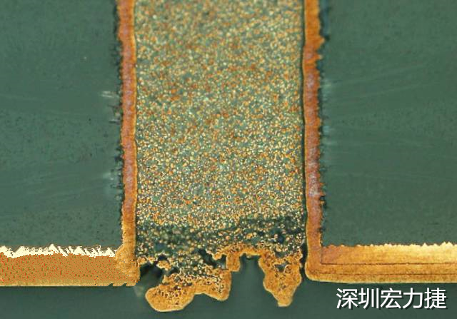 PCB設(shè)計之導(dǎo)電孔塞孔工藝 導(dǎo)電孔Via hole又名導(dǎo)通孔，為了達(dá)到客戶要求，導(dǎo)通孔必須塞孔，經(jīng)過大量的實踐，改變傳統(tǒng)的鋁片塞孔工藝，用白網(wǎng)完成板面阻焊與塞孔。生產(chǎn)穩(wěn)定，質(zhì)量可靠。