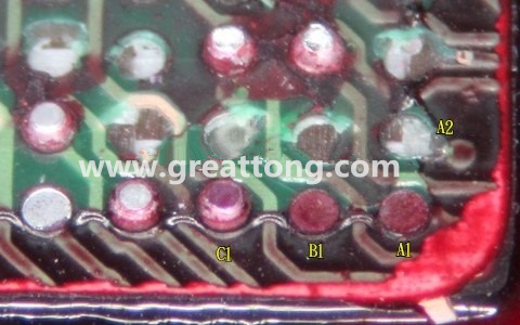 下圖是紅墨水測(cè)試后將PCB板子拿回來側(cè)一個(gè)角度拍攝的照片，就可以很清楚的看到錫球黏在PCB端，或不在PCB端。