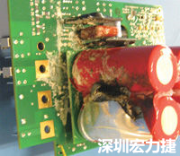 元件選擇不當(dāng)導(dǎo)致大量電流或電壓流經(jīng)電路，將會(huì)發(fā)生像這個(gè)燒融電容器的損壞情形。