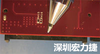 連接器邊緣稍突出于電路板的邊緣。