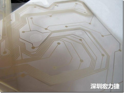 下面第二個(gè)圖則是另一片也有著按鍵線路的PTF，當(dāng)上、下兩面PTF的按鍵結(jié)點(diǎn)互相接觸后就可以計(jì)算出是哪個(gè)按鍵被按下了。可是當(dāng)按鍵沒有按下時(shí)，上下兩片PTF的線路則是分開的，所以上圖那片PTF的線路上面其實(shí)還另外覆蓋了另一層透明的PET作為絕緣層，只露出了需要在鍵盤按下時(shí)才會碰觸的接觸點(diǎn)，因?yàn)檫@些材質(zhì)使用的都是Polymer，所以才撐這樣的技術(shù)為Polydome(聚合簧片)。
