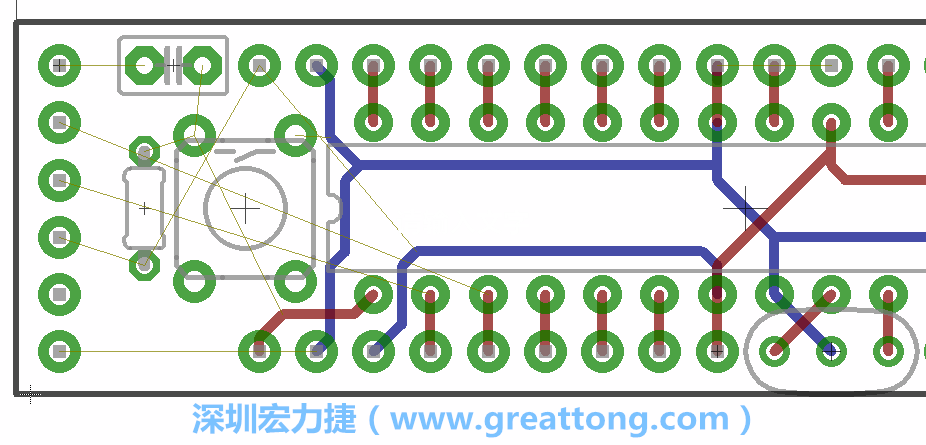 到目前為止，你應(yīng)該只剩下四個(gè)部分還未進(jìn)行布線，10K重置上拉電阻器、重置電容和1×6的序列排針。