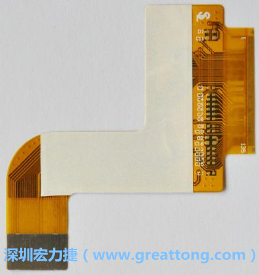 FPCB并非可無(wú)限制撓曲，為避免過(guò)度撓曲拉扯造成銅箔斷裂，一般在較長(zhǎng)條型板材會(huì)貼附補(bǔ)強(qiáng)貼片。