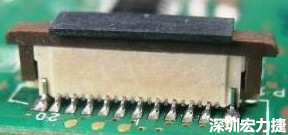 一開始的 connector 把 塑膠蓋子(cap) 塞到了 connector 的接觸彈片內(nèi)側(cè)。