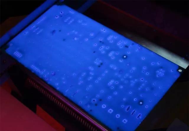 經(jīng)過(guò)涂覆工藝后的PCB，在紫光燈下的拍攝效果，原來(lái)coating也可以這么美！