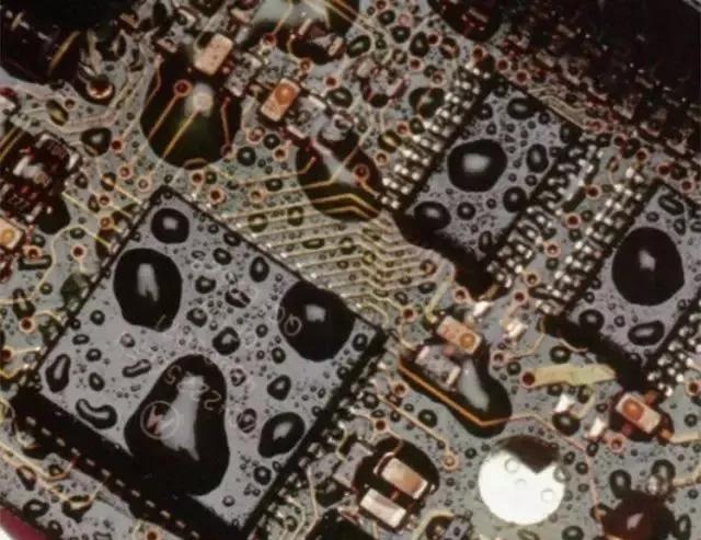 經(jīng)過(guò)涂覆工藝后的PCB，在表面形成透明的保護(hù)膜，能有效防止水珠和潮氣侵入，避免漏電和短路。